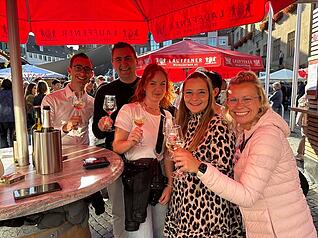 Erste Besucher schnappen sich bereits am Eröffnungsabend ein Glas auf dem Heilbronner Weindorf.