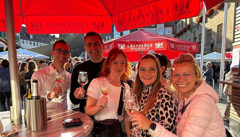 Erste Besucher schnappen sich bereits am Eröffnungsabend ein Glas auf dem Heilbronner Weindorf.