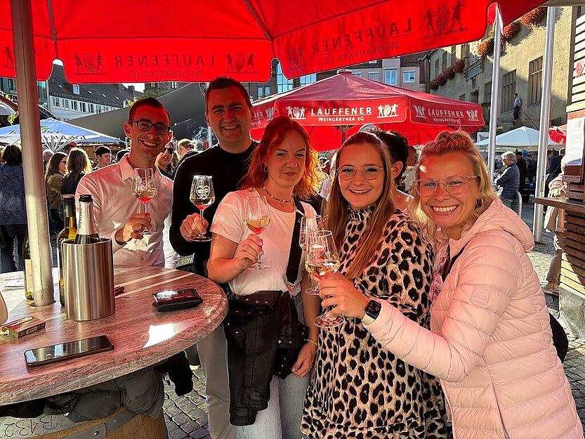 Erste Besucher schnappen sich bereits am Eröffnungsabend ein Glas auf dem Heilbronner Weindorf. Erste Besucher schnappen sich bereits am Eröffnungsabend ein Glas auf dem Heilbronner Weindorf.