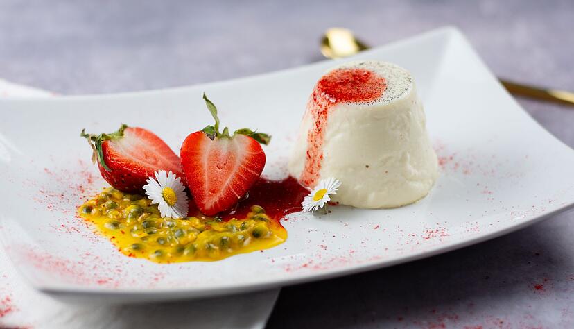 Sieht aus wie gemalt: Zur Panna Cotta serviert Annelie Ulrich Erdbeeren und das Fruchtfleisch einer Maracuja.