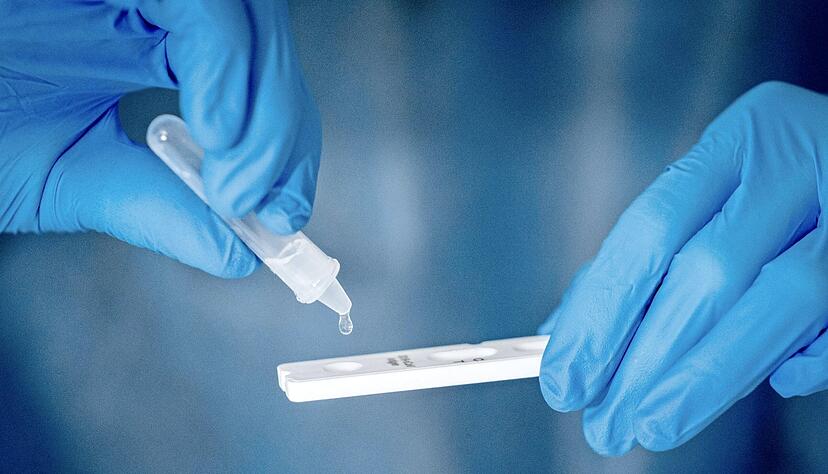 Welchen Stellenwert haben Schnelltests bei der Pandemiebekämpfung? Keinen wesentlichen, sagen Mediziner.
Foto: dpa Welchen Stellenwert haben Schnelltests bei der Pandemiebekämpfung? Keinen wesentlichen, sagen Mediziner.
Foto: dpa