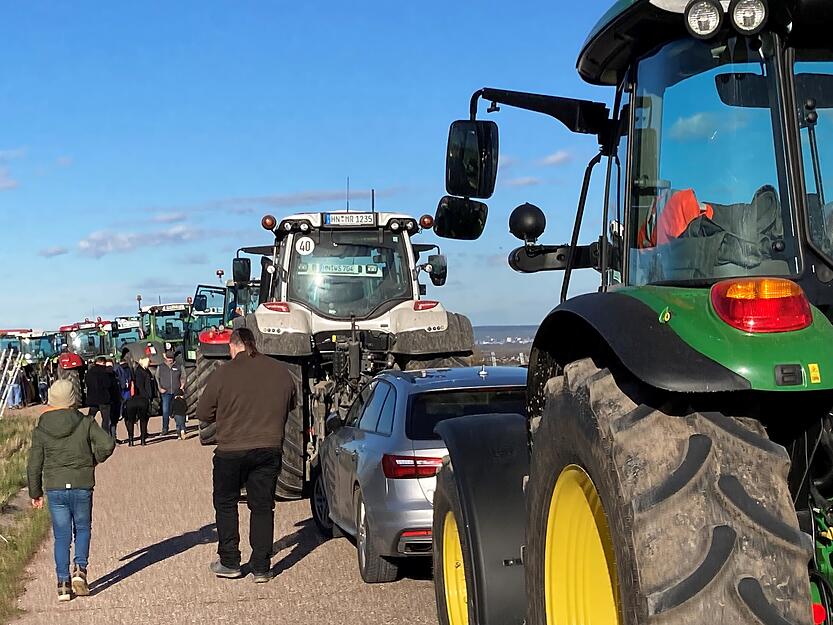 Landwirte reisen aus mehreren Richtungen an und kündigen an, dass das nicht die letzte Aktion sein wird.