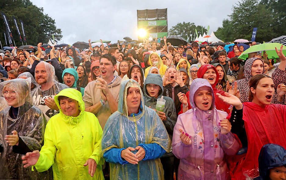 Das Publikum hat sich auf den nassen Abend bei Haigern Live gut vorbereitet.