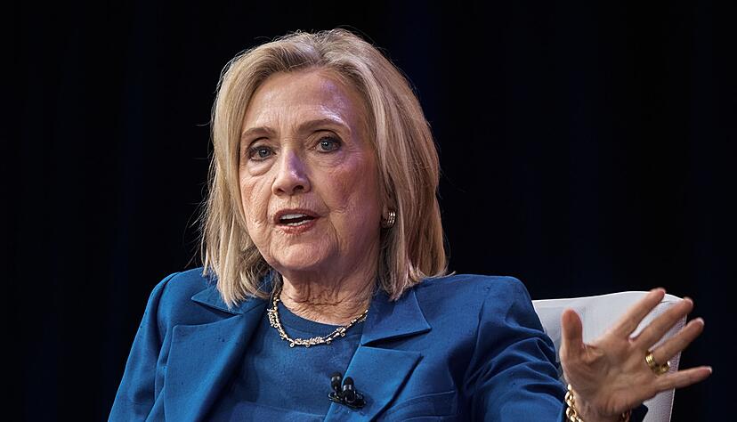 Die fr&uuml;here US-Au&szlig;enministerin Hillary Clinton hat bei einer Befragung vor dem US-Parlament jede Kenntnis von Straftaten des verurteilten Sexualstraft&auml;ters Jeffrey Epstein zur&uuml;ckgewiesen.