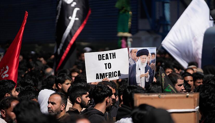 Schiitische Muslime halten ein Foto des iranischen Obersten F&uuml;hrers Ajatollah Ali Chamenei w&auml;hrend eines Protests nach dessen Ermordung.