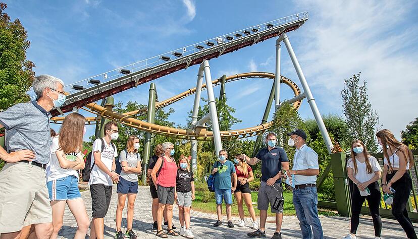 Am Ort des Geschehens erfahren die Leser zahlreiche Details &uuml;ber die Achterbahnen "Volldampf" und "Hals-&uuml;ber-Kopf". Foto: Andreas Veigel