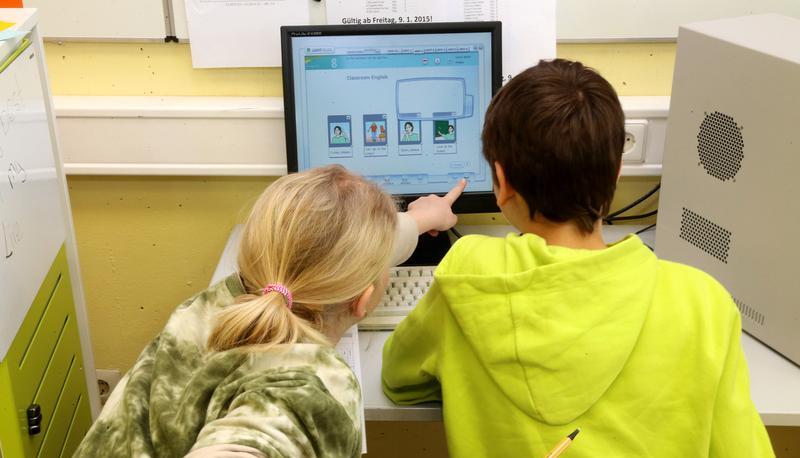 Schüler helfen sich gegenseitig. Dies gehört ebenfalls zum neuen Lernen dazu. Schüler helfen sich gegenseitig. Dies gehört ebenfalls zum neuen Lernen dazu.