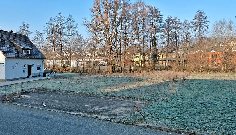 Für den Eigentümer ist das letzte unbebaute Grundstück in der Silbergrubenstraße groß genug für vier Reihenhäuser. Landratsamt und Gemeinde machen ihm einen Strich durch die Rechnung. Foto: Mugler Für den Eigentümer ist das letzte unbebaute Grundstück in der Silbergrubenstraße groß genug für vier Reihenhäuser. Landratsamt und Gemeinde machen ihm einen Strich durch die Rechnung. Foto: Mugler