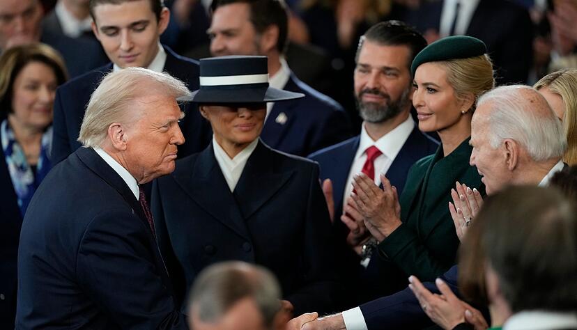 Wegen der klirrenden Kälte in der US-Hauptstadt war die Vereidigung ins Kapitol verlegt worden - eigentlich hätte sie draußen stattgefunden. Wegen der klirrenden Kälte in der US-Hauptstadt war die Vereidigung ins Kapitol verlegt worden - eigentlich hätte sie draußen stattgefunden.