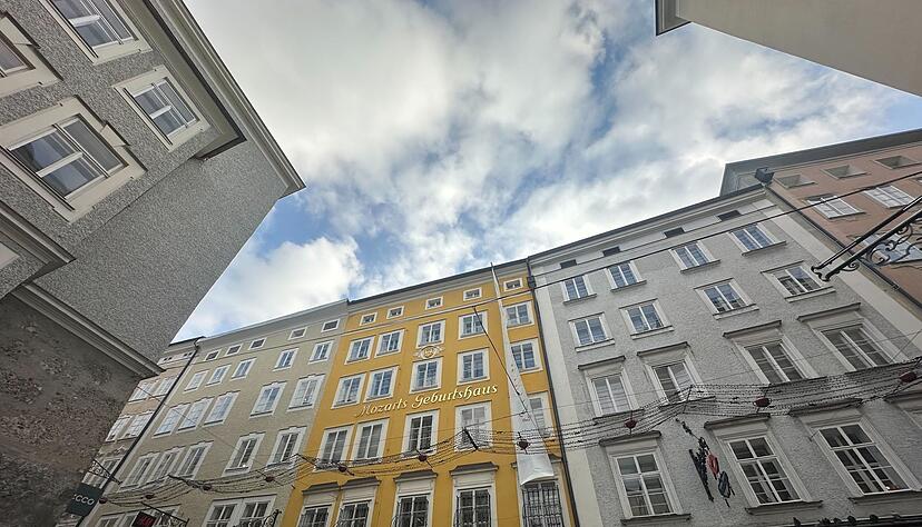 Blick auf das Geburtshaus von Mozart in der Getreidegasse in der Salzburger Altstadt. (Archivbild)