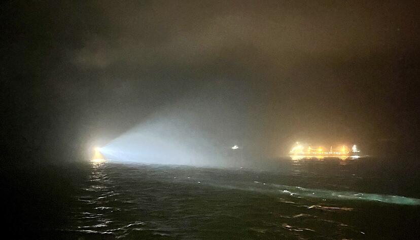 Suchscheinwerfer in der N&auml;he der Stelle, an der das britische Frachtschiff &laquo;Verity&raquo; gesunken sein soll.
