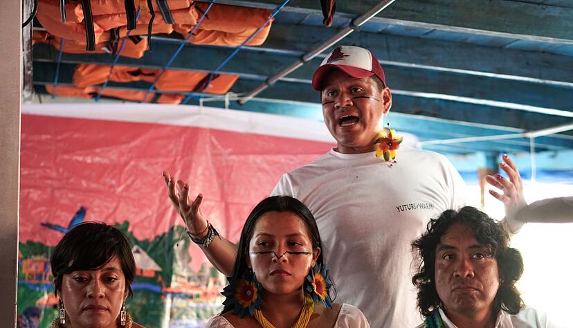 Leo Cerda gibt mit anderen Aktivistinnen und Aktivisten zum Auftakt der COP30 eine Pressekonferenz an Bord des Schiffes.