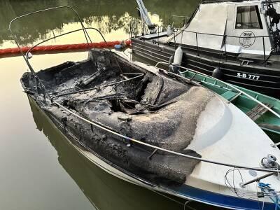 Fünf Boote in Besigheim in Brand: Meterhohe Flammen am Neckar