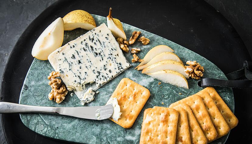 Harmoniert: Als Pairing zum Blauschimmelkäse passen Cracker, Walnüsse und Birnenspalten.