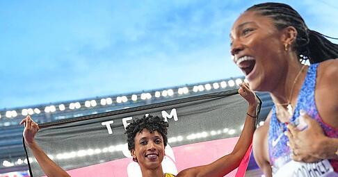 Bescheidene Feierlichkeiten: Ein paar Posen für die Fotografen und eine Ehrenrunde schafft Malaika Mihambo noch − während Tara Davis-Woodhall (re.) ihr Gold feiert −, dann wird sie medizinisch behandelt. Seit Wochen kämpft sie gegen Corona-Folgen.