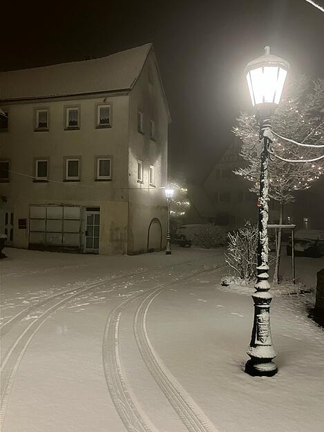 In den frühen Abendstunden wurde es auch im Hohenlohekreis winterlich. In Waldenburg liegt der erste Schnee des Jahres.