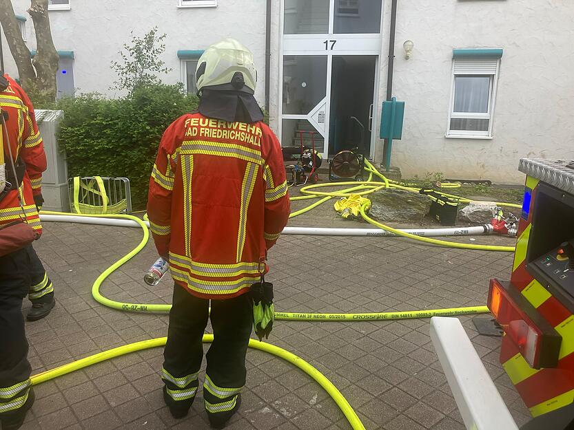 In der Parcelsusstraße im Bad Friedrichshaller Ortsteil Plattenwald sind am Montag Einsatzkräfte der Feuerwehr mit der Löschung des Brandes beschäftigt.