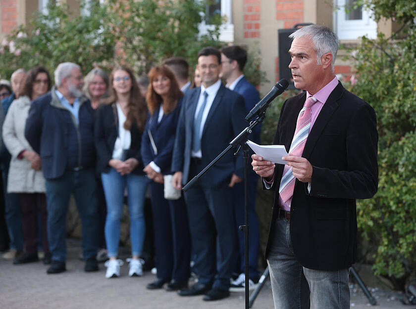 Stellvertreter Klaus-Peter Reimold (rechts) verkündet die Ergebnisse der Bürgermeisterwahl in Gemmingen.