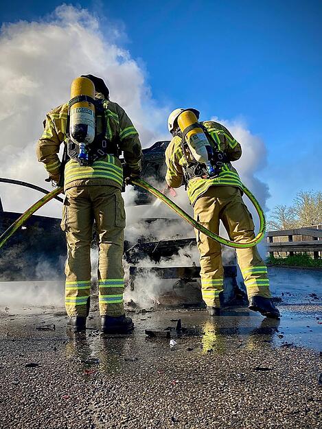 Das Auto ist komplett ausgebrannt.