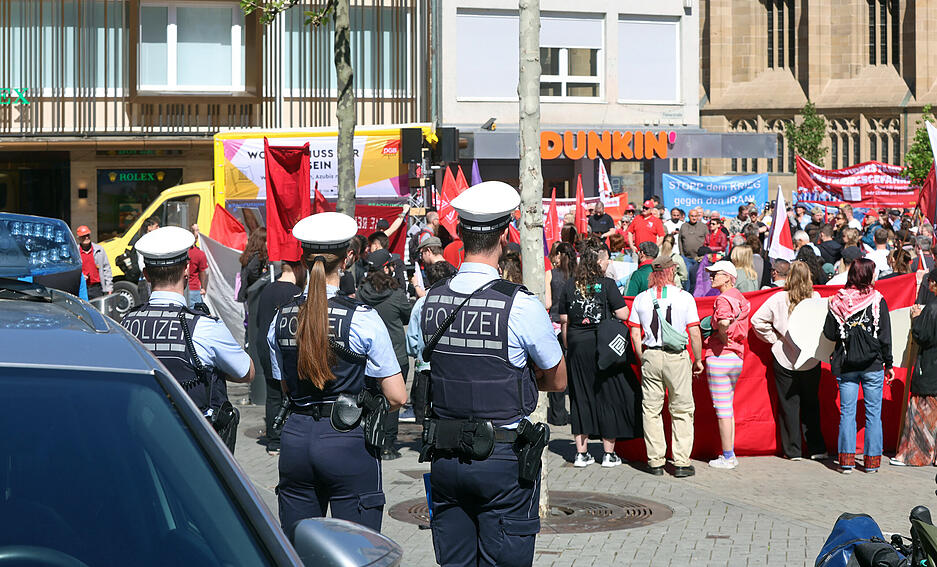 Demonstrierende setzen am 1. Mai in Heilbronn ein Zeichen f&uuml;r Arbeitnehmerrechte und soziale Gerechtigkeit.