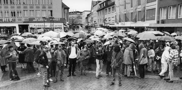 Frieden ohne Waffen weltweit aber auch sozialen Frieden im eigenen Land fordern 200 Menschen bei der Ostermarschaktion 1994 auf dem Heilbronner Kiliansplatz.