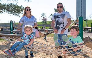 Der Spielplatz auf dem Buga-Gel&auml;nde am Mittwoch. Auch hier gelten die Abstandsregeln und seit Donnerstag Maskenpflicht f&uuml;r Erwachsene. Hinten (von links) Simona und Sascha und vorne die Kinder Oskar (l.) und Leo beim Schaukeln.
Fotos: Mario Berger