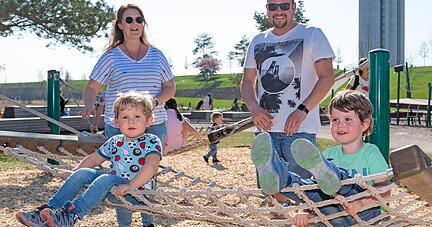 Der Spielplatz auf dem Buga-Gel&auml;nde am Mittwoch. Auch hier gelten die Abstandsregeln und seit Donnerstag Maskenpflicht f&uuml;r Erwachsene. Hinten (von links) Simona und Sascha und vorne die Kinder Oskar (l.) und Leo beim Schaukeln.
Fotos: Mario Berger
