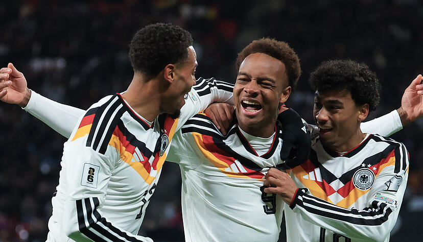 Assan Ouédraogo (Deutschland, M) jubelt nach seinem Tor zum 6:0 mit Felix Nmecha (Deutschland, l) und Nathaniel Brown (Deutschland).