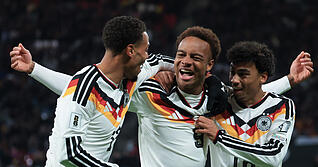 Assan Ouédraogo (Deutschland, M) jubelt nach seinem Tor zum 6:0 mit Felix Nmecha (Deutschland, l) und Nathaniel Brown (Deutschland).