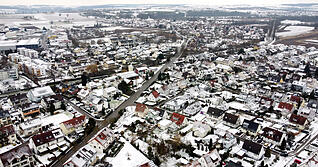 Eine wei&szlig;e Schneedecke umh&uuml;llt Kochendorf.