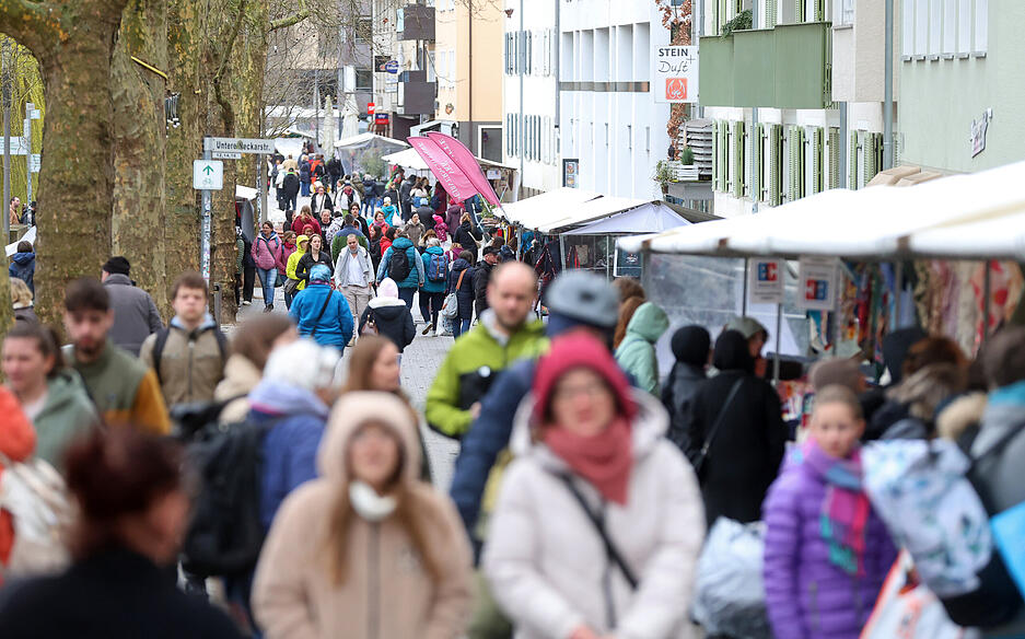 Die Besucher trotzen dem Wetter.