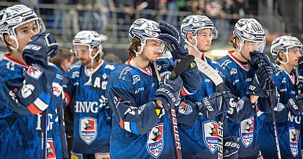 Betretene Mienen: Die Spieler der Heilbronner Falken stehen vor der Stehplatztrib&uuml;ne, werden von den Fans gefeiert &minus; sind selber zu entt&auml;uscht zum Feiern.