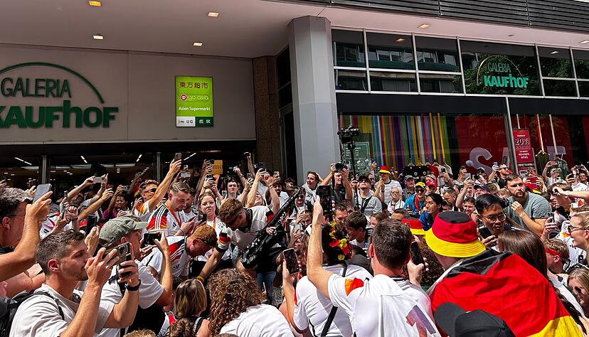Das EM-Viertelfinale am Freitagabend in Stuttgart sorgt schon im Vorfeld für eine volle Innenstadt.