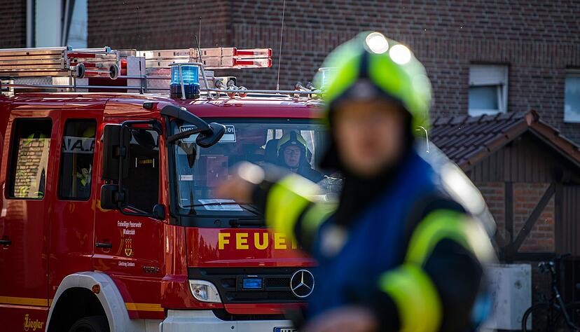 Ein Fahrzeug der Feuerwehr f&auml;hrt an dem Einsatzort vor und wird vom Wehrf&uuml;hrer eingewiesen.