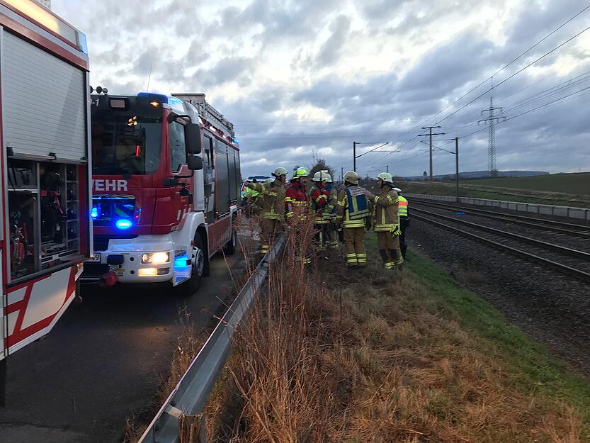 Die Rettungskräfte sind mit einem Großaufgebot vor Ort.
