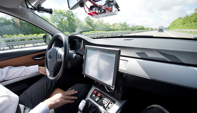 Nicht nur im eigenen Auto, wenn man die H&auml;nde vom Steuer nehmen kann, wird das autonome Fahren an Bedeutung gewinnen. In einer vernetzten Mobilit&auml;t kann es neue M&ouml;glichkeiten schaffen, ist Autoexperte Stefan Reindl &uuml;berzeugt.