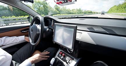 Nicht nur im eigenen Auto, wenn man die Hände vom Steuer nehmen kann, wird das autonome Fahren an Bedeutung gewinnen. In einer vernetzten Mobilität kann es neue Möglichkeiten schaffen, ist Autoexperte Stefan Reindl überzeugt.