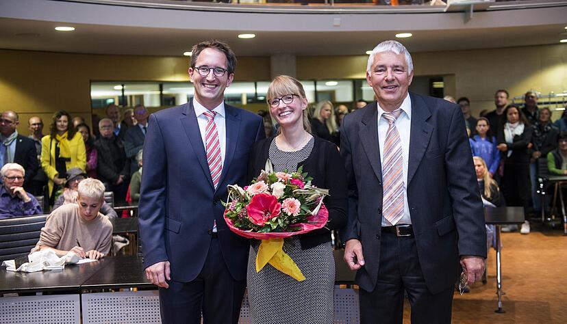 Sebastian Frei (links) hat die OB-Wahl in Bad Rappenau deutlich für sich entschieden. Der 36-jährige Jurist, hier mit seiner Frau Dr. Eva Frei und dem scheidenden Amtsinhaber Hans Heribert Blättgen, holte bei der Wahl am Sonntag 71,7 Prozent der Stimmen. Sein Konkurrent Gordan Pendelic musste sich mit 27,2 Prozent geschlagen geben.