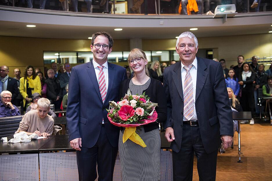 Sebastian Frei (links) hat die OB-Wahl in Bad Rappenau deutlich für sich entschieden. Der 36-jährige Jurist, hier mit seiner Frau Dr. Eva Frei und dem scheidenden Amtsinhaber Hans Heribert Blättgen, holte bei der Wahl am Sonntag 71,7 Prozent der Stimmen. Sein Konkurrent Gordan Pendelic musste sich mit 27,2 Prozent geschlagen geben.
