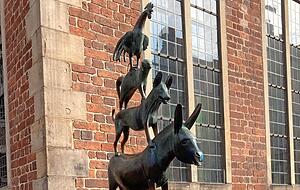 Die "Stadtmusikanten"-Skulptur steht eher versteckt hinter dem Rathaus. Foto: Valerie Blass