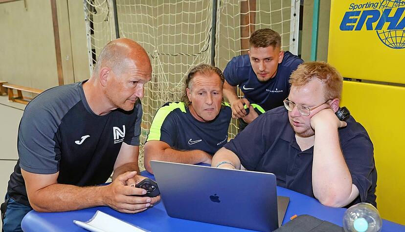 Planung, Trainingsfortschritte, Vorbereitungspläne − Mike Vogelgesang, Matthias Treiber, Maurice Meister und Leistungssport-Organisator Sascha Göttler (von links) können den Status quo längst digital nachvollziehen und anpassen. Planung, Trainingsfortschritte, Vorbereitungspläne − Mike Vogelgesang, Matthias Treiber, Maurice Meister und Leistungssport-Organisator Sascha Göttler (von links) können den Status quo längst digital nachvollziehen und anpassen.