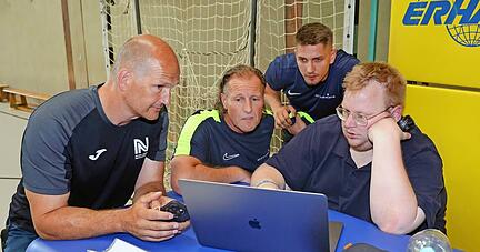 Planung, Trainingsfortschritte, Vorbereitungspläne − Mike Vogelgesang, Matthias Treiber, Maurice Meister und Leistungssport-Organisator Sascha Göttler (von links) können den Status quo längst digital nachvollziehen und anpassen.
Fotos: Ralf Seidel