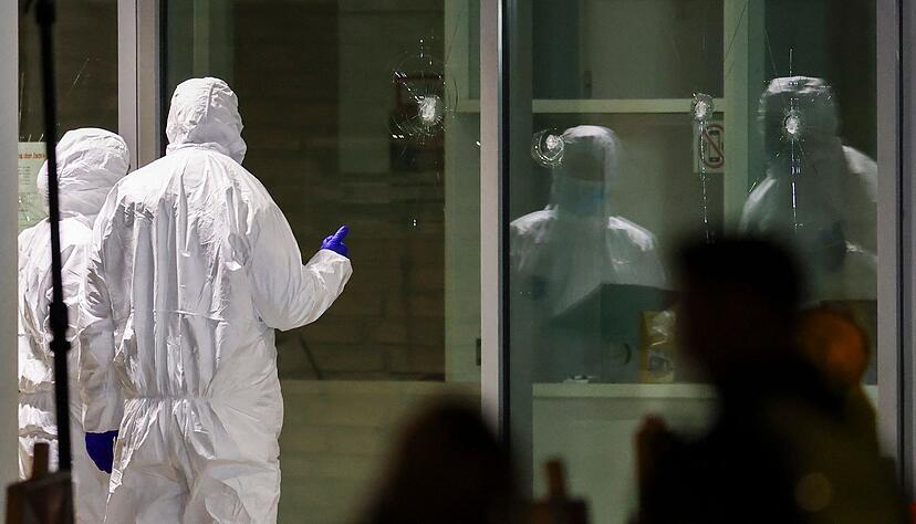 Die Spurensicherung untersucht Einschussl&ouml;cher im Foyer eines gro&szlig;en Kinos in Krefeld: Hier hatte die Polizei den Verd&auml;chtigen niedergeschossen. (Archivbild)