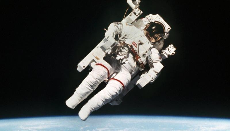US-Astronaut Bruce McCandless bei seinem ersten Alleinflug ohne Sicherheitsleine über der Erde in der Umlaufbahn des Space Shuttle Challenger am 9. Februar 1984. Foto: NASA Handout US-Astronaut Bruce McCandless bei seinem ersten Alleinflug ohne Sicherheitsleine über der Erde in der Umlaufbahn des Space Shuttle Challenger am 9. Februar 1984. Foto: NASA Handout