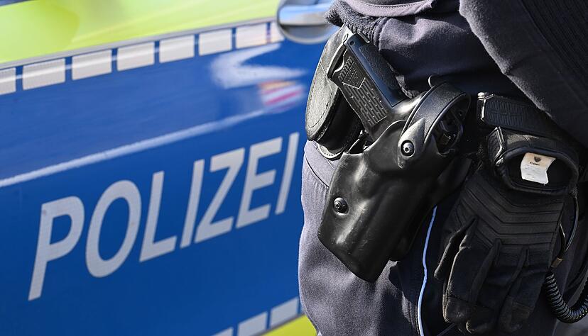 Ein Jugendlicher soll versucht haben einem Polizisten die Dienstwaffe zu entrei&szlig;en (Symbolbild)