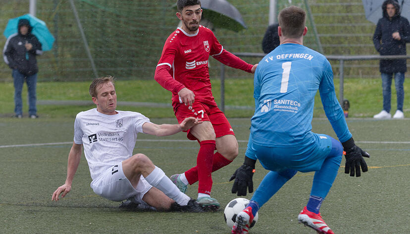 Lorik Makolli (Mitte) enteilt Oeffingens Rechtsverteidiger Luis Feyhl und schiebt den Ball TVO-Torwart Manuel Haug durch die Hosentr&auml;ger zum 2:1 f&uuml;r die TSG &Ouml;hringen ins Netz.