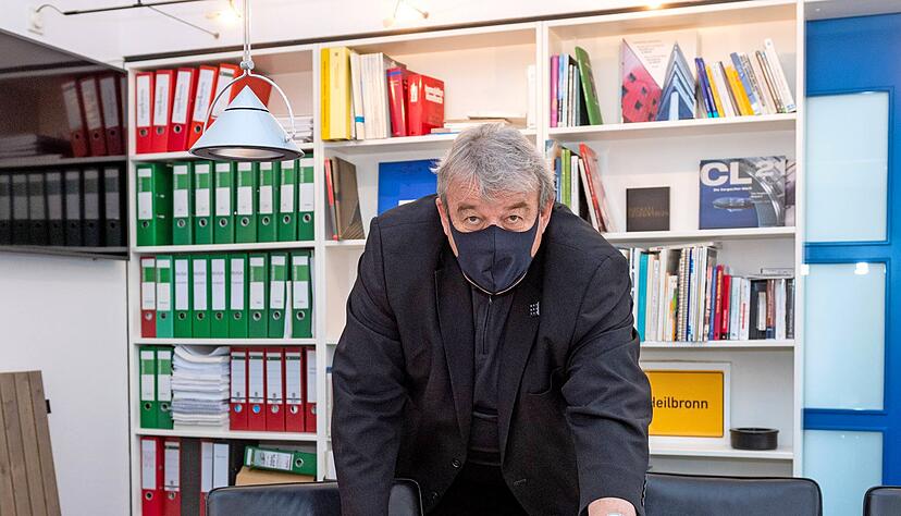 Baub&uuml;rgermeister Wilfried Hajek br&uuml;tet &uuml;ber dem Plan, wie die Nordumfahrung am besten umgesetzt werden kann. Baubeginn soll im Herbst 2021 sein.
Foto: Mario Berger