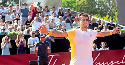 Italienische Glücksmomente beim Neckar-Cup auf dem Platz und auf der Tribüne: Matteo Arnaldi feiert den dritten Turniersieg bei einem Challenger 2023.
Fotos: Andreas Veigel