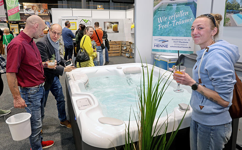 Aussteller bieten Informationen bei Baumesse im Redblue
