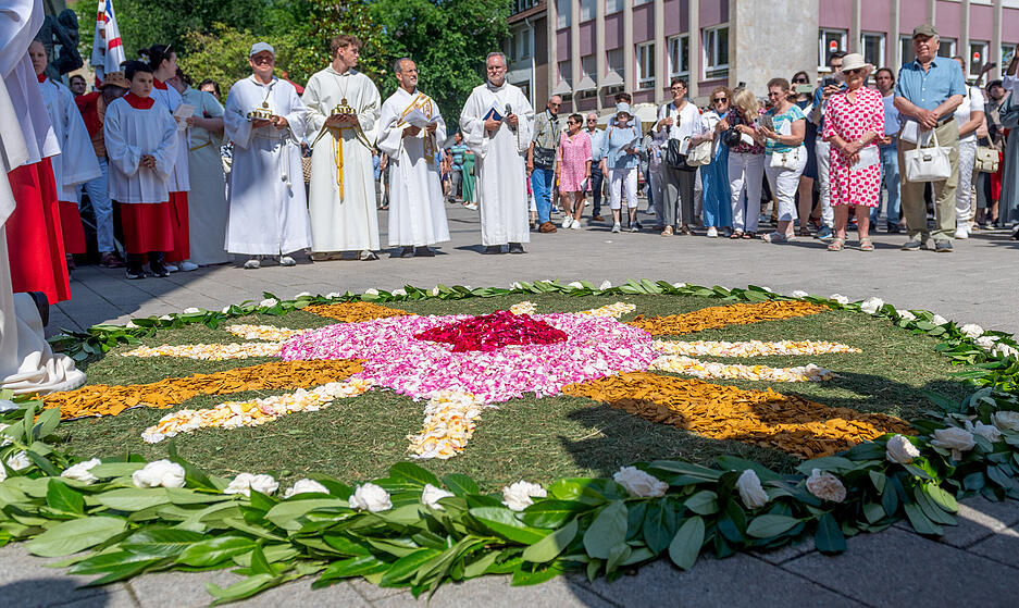 Zahlreiche Katholiken feierten am Donnerstagvormittag Fronleichnam bei strahlendem Sonnenschein und sommerlichen Temperaturen in Heilbronn. Zahlreiche Katholiken feierten am Donnerstagvormittag Fronleichnam bei strahlendem Sonnenschein und sommerlichen Temperaturen in Heilbronn.